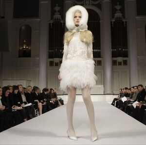 ◇♡$5,000 OSCAR DE LA RENTA STUNNING "WHITE SWAN" SILK FEATHER RUNWAY DRESS US 6